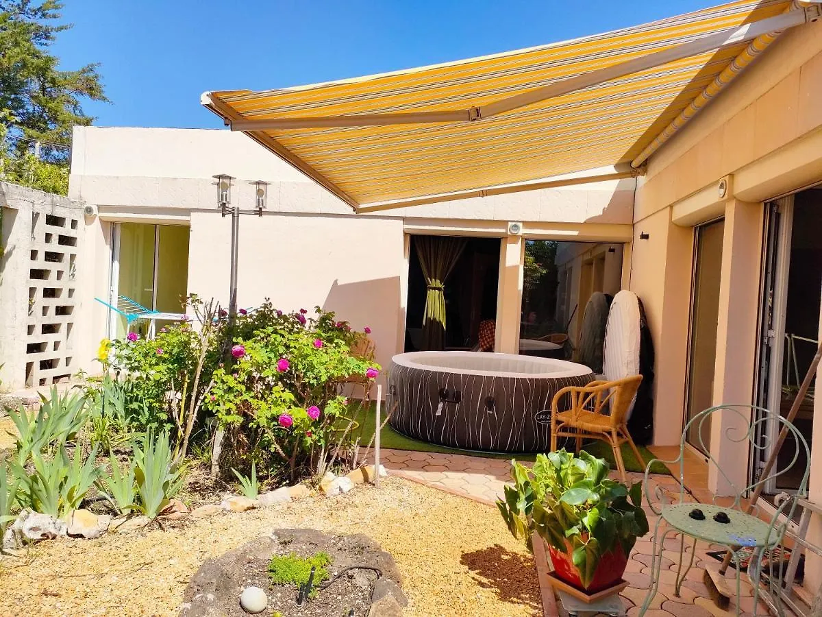 La vie est belle, chambre privé dans logement Trets Habitación en casa particular